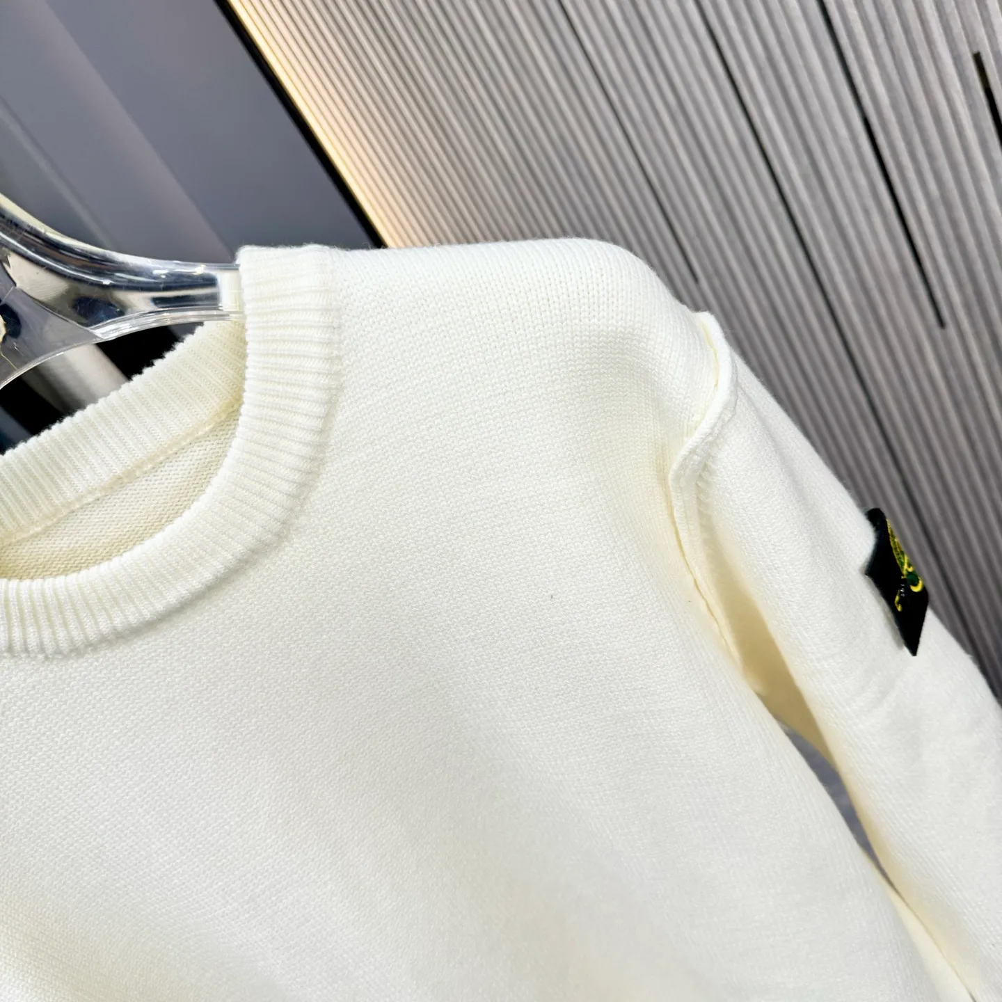 🅿️310 Stone Island 25FW crew neck sweater is made of top-grade cashmere yarn. The new autumn and winter Oblique jacquard knitted cashmere sweater adopts a double-sided wearable design and is made of high-quality cashmere material. After fine weaving process, it presents a soft and comfortable touch and excellent thermal performance. The iconic Oblique jacquard pattern is perfectly presented through precision knitting technology. It can be worn on both sides, showing different style charms. The round neck design is simple and elegant, suitable for various matching occasions. Exquisite knitting technology ensures that the clothes are not easily deformed and remain crisp and long-lasting. The double-sided design concept reflects LV's perfect balance of practicality and fashion. Each sweater undergoes strict quality inspection to ensure that the quality meets the brand's consistently high standards. This knitted item combines warmth and style, making it an exquisite addition to your autumn and winter wardrobe. Size:S/M/L/XL